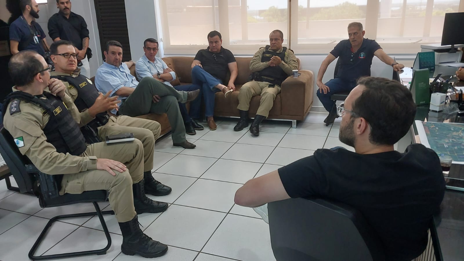 Filipe Barros e forças de segurança de Guaíra