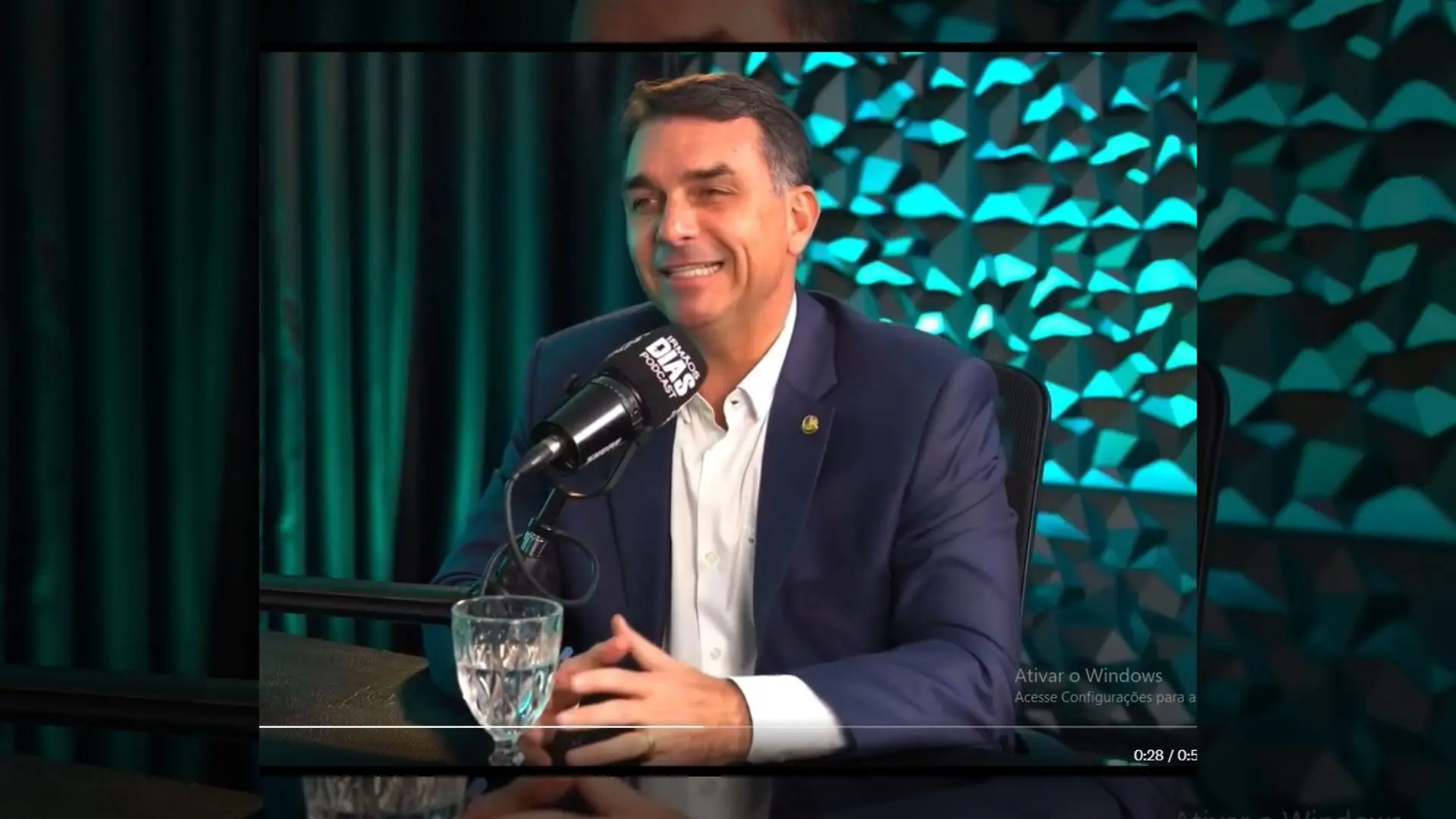 O senador Flávio Bolsonaro durante entrevista ao podcast Irmãos Dias | Foto: Reprodução/X/@CentralDireitaB