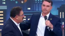 O senador Flávio Bolsonaro durante o Programa do Ratinho, nesta segunda-feira, 15, no SBT | Foto: Reprodução/X
