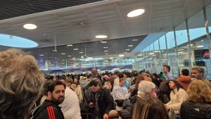 Com filas de até 7 horas em aeroporto, Portugal suspende novo sistema de entrada no país