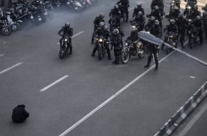 Irã tem onda de protestos depois de queda histórica da moeda local