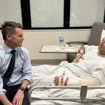 Governador Chris Minns ao lado de Ahmed al Ahmed, de 43 anos; Austrália