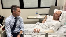 Governador Chris Minns ao lado de Ahmed al Ahmed, de 43 anos; Austrália