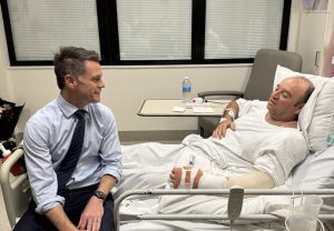 Governador Chris Minns ao lado de Ahmed al Ahmed, de 43 anos; Austrália
