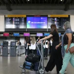 Passageiros em deslocamento no Aeroporto de Guarulhos: fluxo superior a 120 mil pessoas por dia | Foto: Rovena Rosa/Agência Brasil