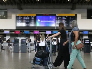 Passageiros em deslocamento no Aeroporto de Guarulhos: fluxo superior a 120 mil pessoas por dia | Foto: Rovena Rosa/Agência Brasil