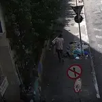 Homem carrega obras roubadas em São Paulo