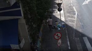 Homem carrega obras roubadas em São Paulo