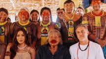 Anitta, o cacique Raoni e Luciano Huck, durante gravação no Parque Indígena do Xingu | Foto: Reprodução/Redes sociais