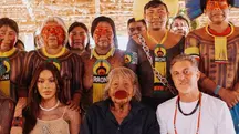 Anitta, o cacique Raoni e Luciano Huck, durante gravação no Parque Indígena do Xingu | Foto: Reprodução/Redes sociais