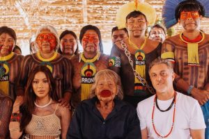 Anitta, o cacique Raoni e Luciano Huck, durante gravação no Parque Indígena do Xingu | Foto: Reprodução/Redes sociais