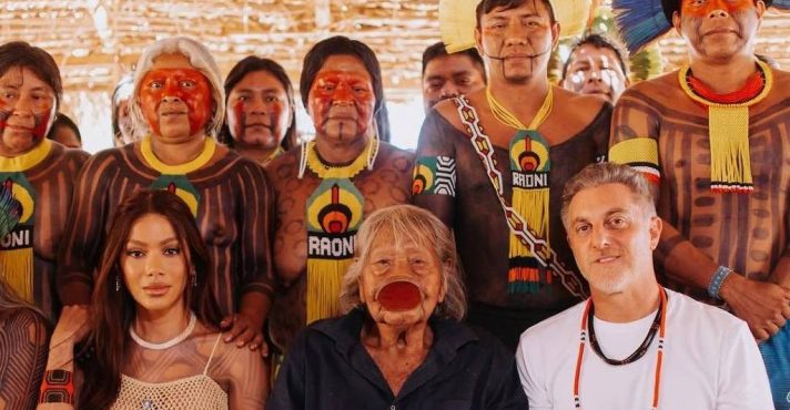 Anitta, o cacique Raoni e Luciano Huck, durante gravação no Parque Indígena do Xingu | Foto: Reprodução/Redes sociais