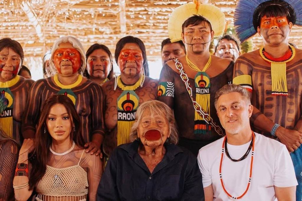 Anitta, o cacique Raoni e Luciano Huck, durante gravação no Parque Indígena do Xingu | Foto: Reprodução/Redes sociais