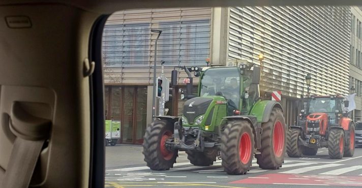 Manifestação de agricultores em Bruxelas nesta quinta-feira, 18