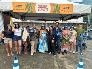 Salvador distribui capacetes adaptados para cabelos afro