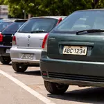 Veículos com mais de 20 anos de fabricação estarão isentos do IPVA 2026 | Foto: Montagem sobre reprodução/IA