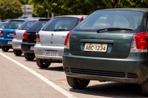 Veículos com mais de 20 anos de fabricação estarão isentos do IPVA 2026 | Foto: Montagem sobre reprodução/IA