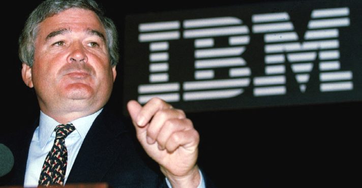 Louis V. Gerstner Jr., ex-CEO da IBM, durante uma coletiva de imprensa em Nova York - 26/3/1993 | Foto: Reprodução/Reuters