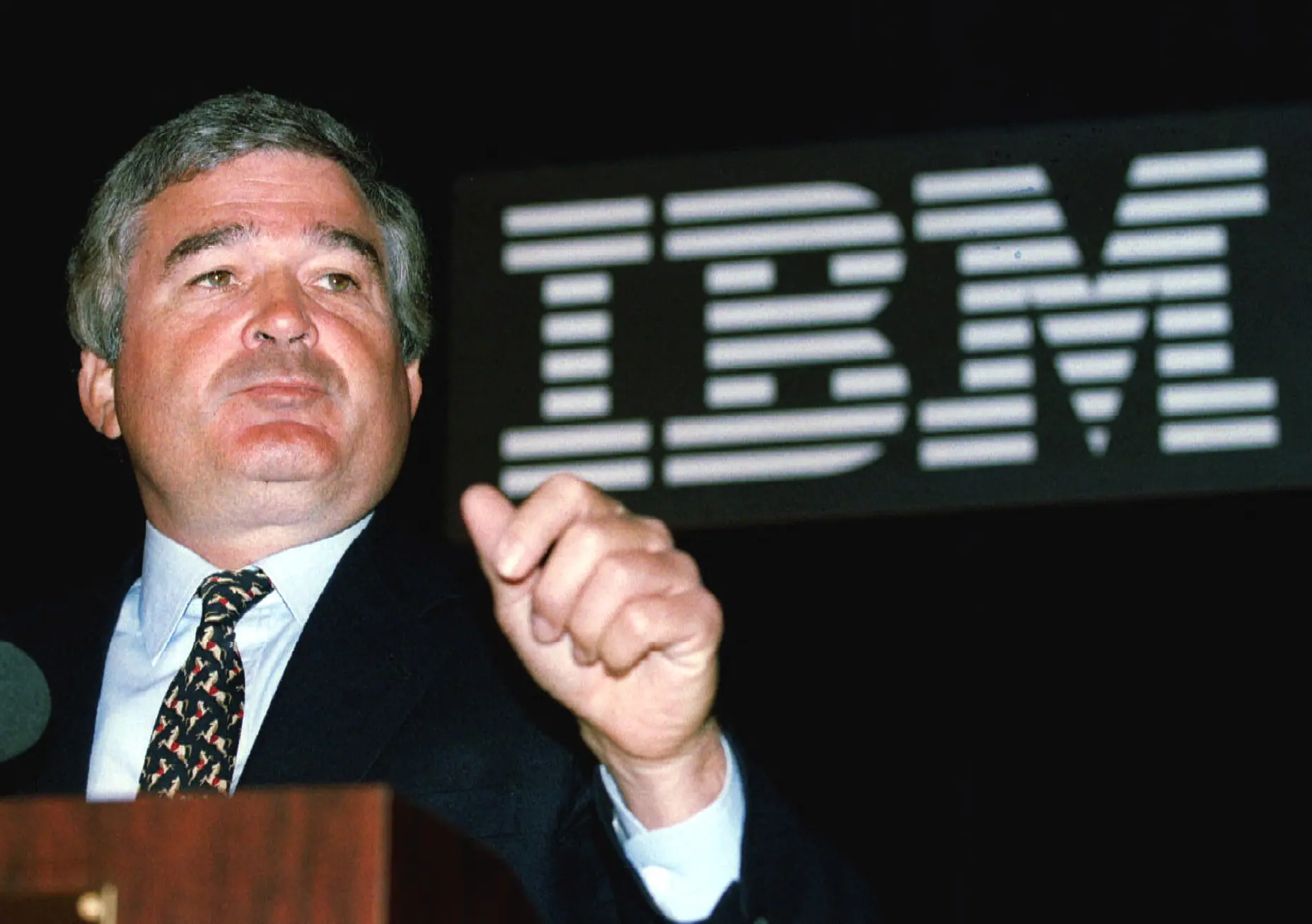 Louis V. Gerstner Jr., ex-CEO da IBM, durante uma coletiva de imprensa em Nova York - 26/3/1993 | Foto: Reprodução/Reuters