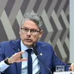 O senador Alessandro Vieira (MDB-SE) é o relator da CPI do Crime Organizado. Ele criticou a viagem de Toffoli ao lado de Augusto Arruda Botelho, representante do Banco Master | Foto: Geraldo Magela/Agência Senado