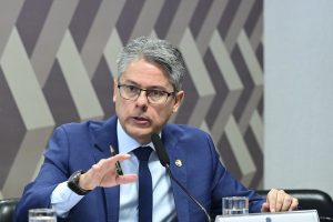 O senador Alessandro Vieira (MDB-SE) é o relator da CPI do Crime Organizado. Ele criticou a viagem de Toffoli ao lado de Augusto Arruda Botelho, representante do Banco Master | Foto: Geraldo Magela/Agência Senado