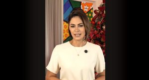 Sem citar nominalmente o ex-presidente Jair Bolsonaro, Michelle construiu uma narrativa simbólica em torno da perseguição | Foto: Reprodução/YouTube