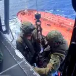 Momento em que militares içam o tripulante que passava mal de saúde havia cinco dias | Foto: Divulgação/FAB