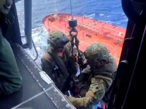 Momento em que militares içam o tripulante que passava mal de saúde havia cinco dias | Foto: Divulgação/FAB