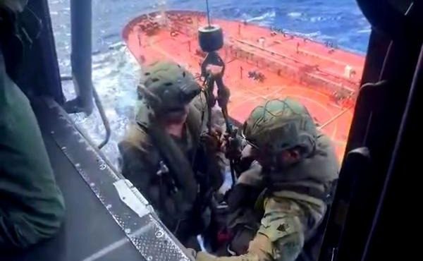 Momento em que militares içam o tripulante que passava mal de saúde havia cinco dias | Foto: Divulgação/FAB