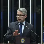 O senador Alessandro Vieira (MDB-SE) afirmou que vai coletar assinaturas para apurar supostos contratos de quase R$ 130 milhões entre o escritório da família de Moraes e o Banco Master | Foto: Carlos Moura/Agência Senado