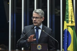 O senador Alessandro Vieira (MDB-SE) afirmou que vai coletar assinaturas para apurar supostos contratos de quase R$ 130 milhões entre o escritório da família de Moraes e o Banco Master | Foto: Carlos Moura/Agência Senado