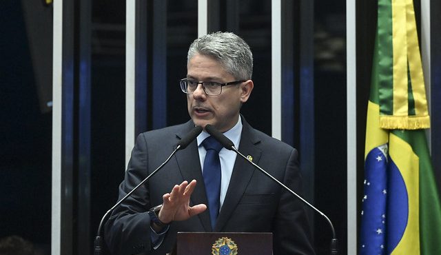 O senador Alessandro Vieira (MDB-SE) afirmou que vai coletar assinaturas para apurar supostos contratos de quase R$ 130 milhões entre o escritório da família de Moraes e o Banco Master | Foto: Carlos Moura/Agência Senado