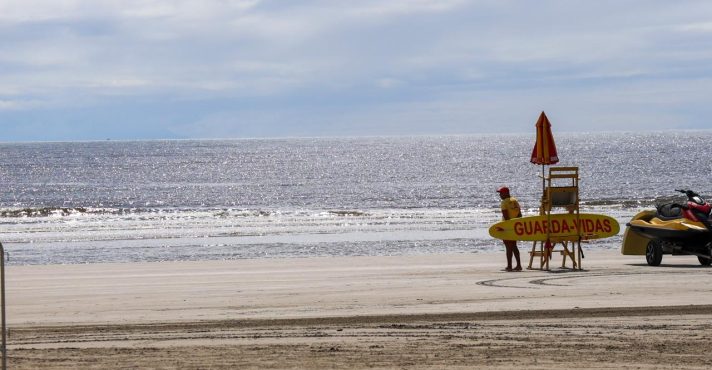 Praia no litoral paulista: sol e chuva predominam no período do Natal | Foto: Agência SP