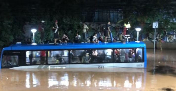 Ônibus submerso em Juiz de Fora por causa de temporal