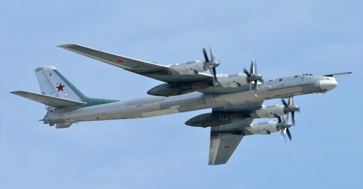 O bombardeiro russo Tu-95, apelidado pelos militares da Otan de "Urso": vigilância permanente | Foto: Reprodução/X