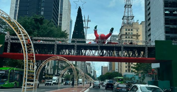 Papai Noel fazia parte da decoração de Natal na Avenida Paulista | Foto: Mário André Monteiro/Arquivo Pessoal