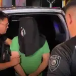 Com o rosto coberto pela polícia paraguaia, Silvinei Vasques é conduzido para a área de fronteira com o Brasil | Foto: Reprodução/Redes sociais