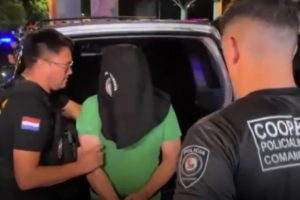 Com o rosto coberto pela polícia paraguaia, Silvinei Vasques é conduzido para a área de fronteira com o Brasil | Foto: Reprodução/Redes sociais