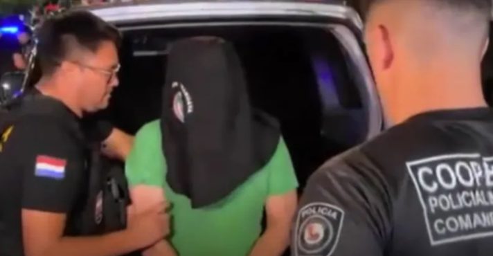 Com o rosto coberto pela polícia paraguaia, Silvinei Vasques é conduzido para a área de fronteira com o Brasil | Foto: Reprodução/Redes sociais