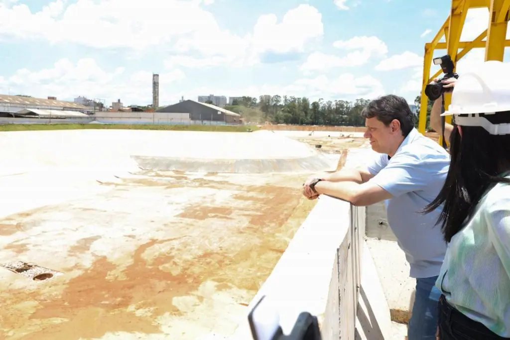 Tarcísio observa as dimensões da nova obra: governo de São Paulo já investiu cerca de R$ 1 bilhão na construção de piscinões | Foto: Divulgação/Governo de SP