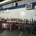 A polícia fluminense atingiu nesta sexta-feira, 26, a marca de 800 fuzis apreendidos em 2025 | Foto: Reprodução/Redes sociais