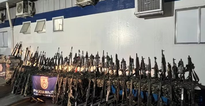 A polícia fluminense atingiu nesta sexta-feira, 26, a marca de 800 fuzis apreendidos em 2025 | Foto: Reprodução/Redes sociais
