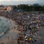 Em meio ao forte calor, moradores do Rio de Janeiro e turistas vão às praias em busca de alívio | Foto: Reprodução/X