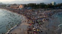 Em meio ao forte calor, moradores do Rio de Janeiro e turistas vão às praias em busca de alívio | Foto: Reprodução/X