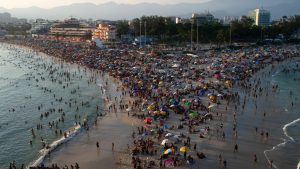 Em meio ao forte calor, moradores do Rio de Janeiro e turistas vão às praias em busca de alívio | Foto: Reprodução/X
