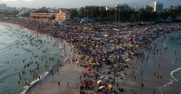Em meio ao forte calor, moradores do Rio de Janeiro e turistas vão às praias em busca de alívio | Foto: Reprodução/X