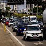 Trânsito intenso na chegada a São Paulo pela Rodovia Presidente Castelo Branco, no acesso para as marginais Tietê e Pinheiros - 8/12/2025 | Foto: Aloisio Mauricio/FotoArena/Estadão Conteúdo