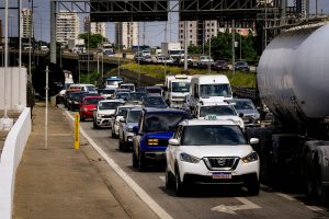 Trânsito intenso na chegada a São Paulo pela Rodovia Presidente Castelo Branco, no acesso para as marginais Tietê e Pinheiros - 8/12/2025 | Foto: Aloisio Mauricio/FotoArena/Estadão Conteúdo