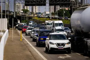 Trânsito intenso na chegada a São Paulo pela Rodovia Presidente Castelo Branco, no acesso para as marginais Tietê e Pinheiros - 8/12/2025 | Foto: Aloisio Mauricio/FotoArena/Estadão Conteúdo
