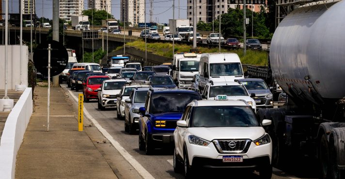 Trânsito intenso na chegada a São Paulo pela Rodovia Presidente Castelo Branco, no acesso para as marginais Tietê e Pinheiros - 8/12/2025 | Foto: Aloisio Mauricio/FotoArena/Estadão Conteúdo